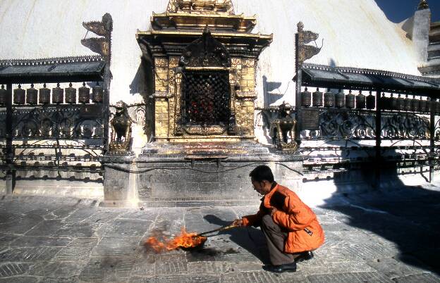Nepal - Offrande et feux